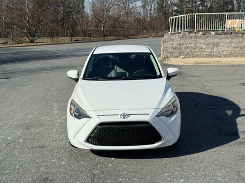 Used 2019 Toyota Yaris L image 6