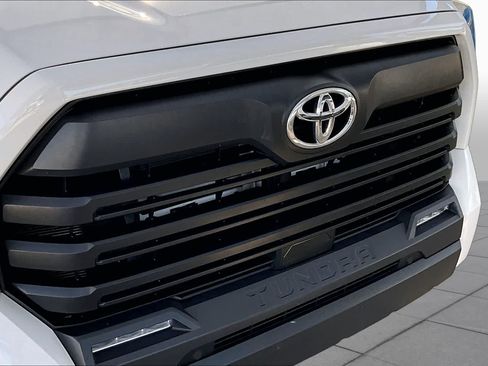 Used 2022 Toyota Tundra SR5 w/ SR5 Convenience Package AWD/4WD image 30