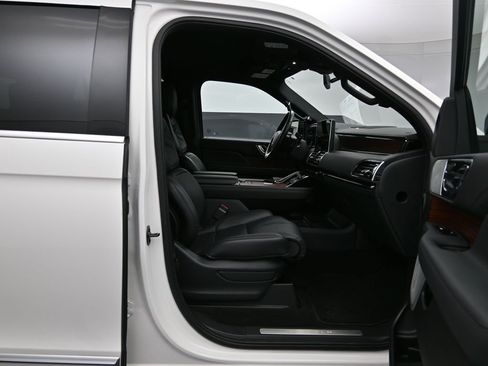 Used 2024 Lincoln Navigator Reserve AWD/4WD image 28