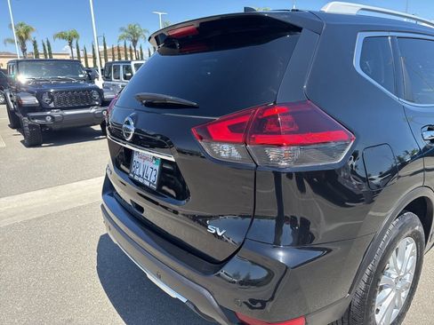 Used 2020 Nissan Rogue SV FWD image 12