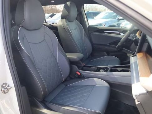 New 2026 Volkswagen Tiguan SEL R-Line image 18