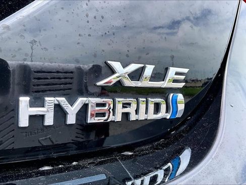 Used 2020 Toyota Camry XLE w/ Sunroof Package FWD image 8