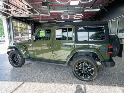 Used 2023 Jeep Wrangler Unlimited Sahara w/ Cold Weather Group AWD/4WD image 2