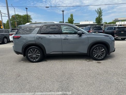 Used 2022 Nissan Pathfinder SL AWD/4WD image 6