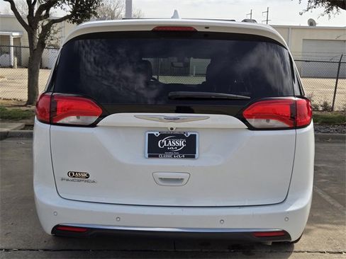 Used 2018 Chrysler Pacifica Touring Plus w/ Tire & Wheel Group image 5