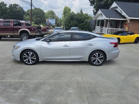 Used 2016 Nissan Maxima Platinum w/ Interior Lighting Package FWD image 3
