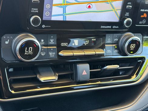 Used 2022 Toyota Highlander XLE FWD image 26