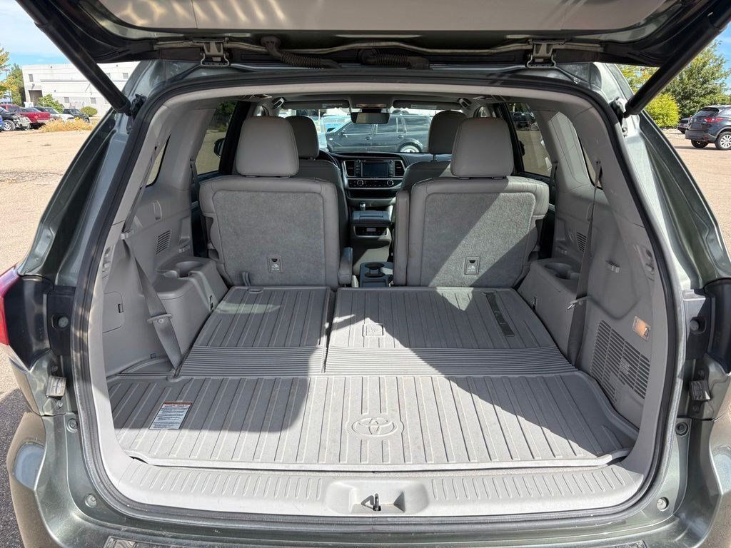 Used 2017 Toyota Highlander XLE AWD/4WD image 18