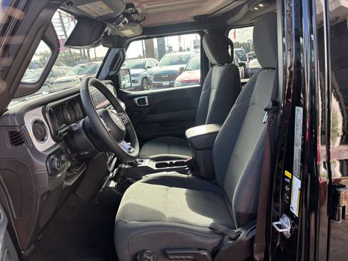 Used 2025 Jeep Wrangler Unlimited Sahara AWD/4WD image 24
