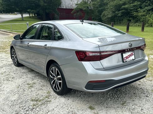 Used 2025 Volkswagen Jetta SE FWD image 7