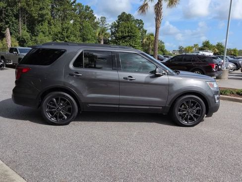 Used 2017 Ford Explorer XLT w/ Equipment Group 202A FWD image 3