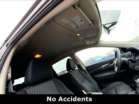 Used 2018 Nissan Rogue SV image 23