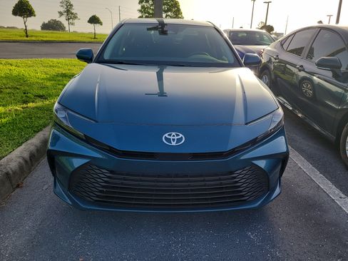 Used 2025 Toyota Camry LE w/ Convenience Package FWD image 2