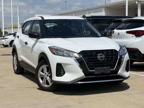 Used 2021 Nissan Kicks S FWD image 2
