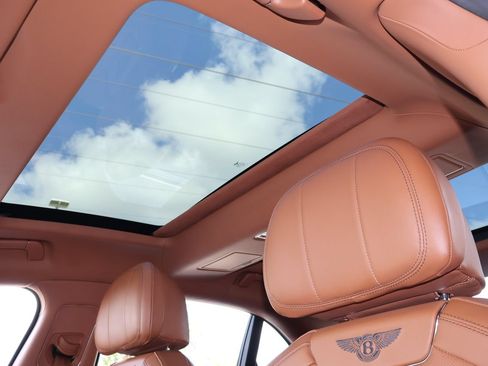 Used 2024 Bentley Flying Spur V8 AWD/4WD image 31