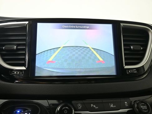Used 2022 Chrysler Pacifica Touring-L FWD image 28