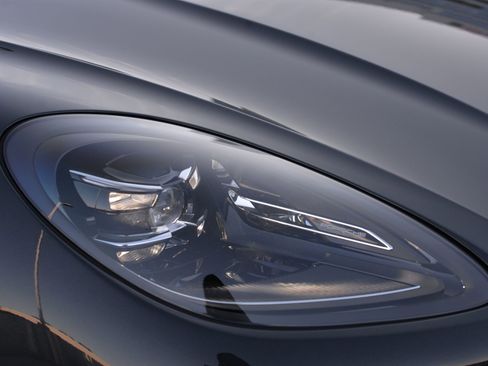 Certified 2025 Porsche Macan image 11