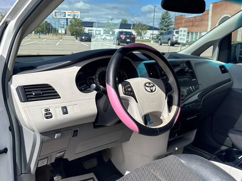 Used 2012 Toyota Sienna SE FWD image 12