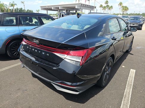 Used 2022 Hyundai Elantra SEL w/ Convenience Package FWD image 6