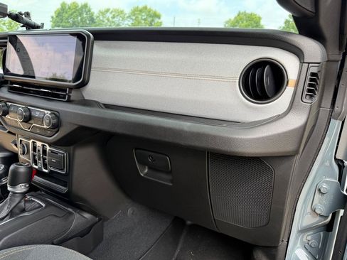 Used 2024 Jeep Gladiator Sport AWD/4WD image 30