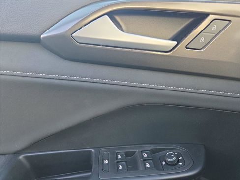 New 2026 Volkswagen Taos SE image 13