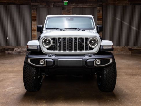 Used 2025 Jeep Wrangler Unlimited Sahara AWD/4WD image 2