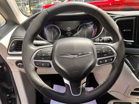 Used 2023 Chrysler Pacifica Touring-L FWD image 23