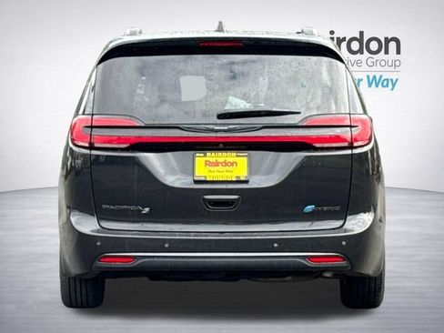 Used 2024 Chrysler Pacifica Premium FWD image 6