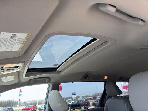 Used 2018 Toyota Sienna XLE image 12