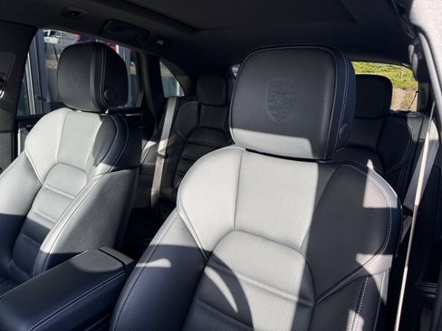 Certified 2025 Porsche Macan Turbo image 12