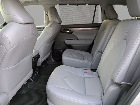 Used 2024 Toyota Highlander Platinum image 15