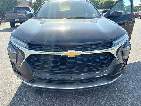 Used 2025 Chevrolet Trax LT w/ LT Convenience Package FWD image 28