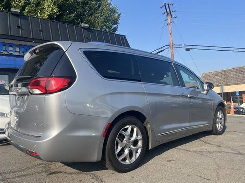 Used 2018 Chrysler Pacifica Limited image 4