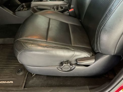 Used 2019 Toyota Tacoma TRD Sport w/ TRD Premium Sport Package AWD/4WD image 12