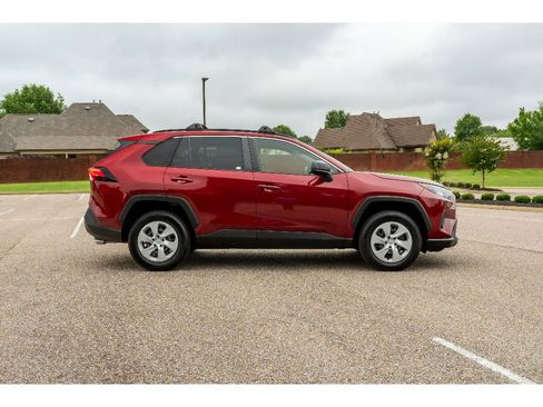 Used 2020 Toyota RAV4 LE FWD image 4