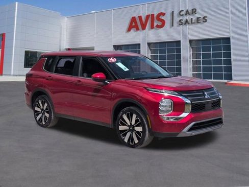 Used 2025 Mitsubishi Outlander SE FWD image 3