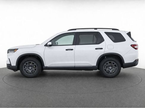 Used 2025 Honda Pilot TrailSport image 7