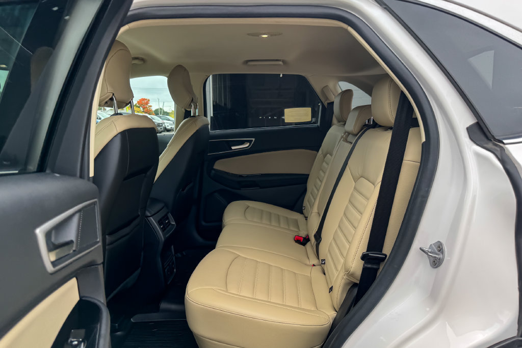 Used 2018 Ford Edge SEL w/ Equipment Group 201A AWD/4WD image 21