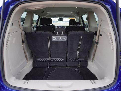 Used 2021 Chrysler Pacifica Touring image 25