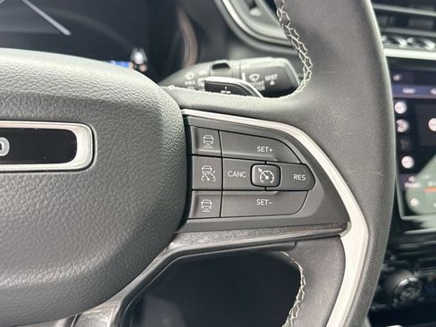 Used 2023 Jeep Grand Cherokee Laredo AWD/4WD image 28
