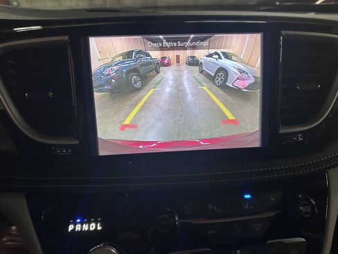 Used 2023 Chrysler Pacifica Touring-L AWD/4WD image 12