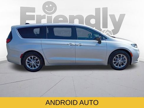 Used 2026 Chrysler Pacifica Limited FWD image 5
