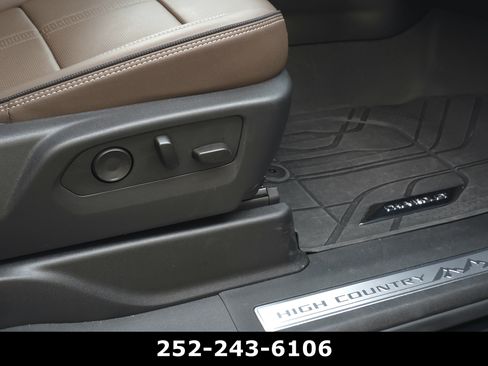 Used 2025 Chevrolet Suburban High Country AWD/4WD image 48