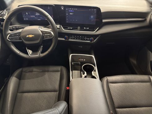 Used 2025 Chevrolet Equinox LT w/ Convenience Package II FWD image 9