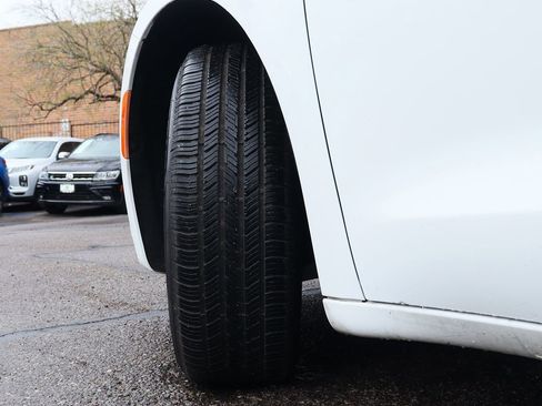 Used 2020 Chrysler Voyager L image 6