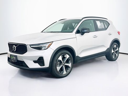 Used 2024 Volvo XC40 B5 Core w/ Climate Package image 3