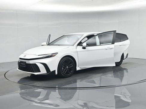 Used 2025 Toyota Camry SE FWD image 32