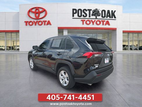 Used 2021 Toyota RAV4 LE AWD/4WD image 3