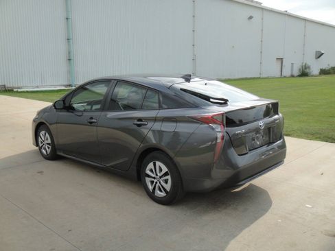 Used 2017 Toyota Prius Four FWD image 8