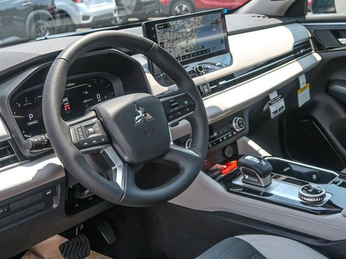 New 2025 Mitsubishi Outlander AWD image 27